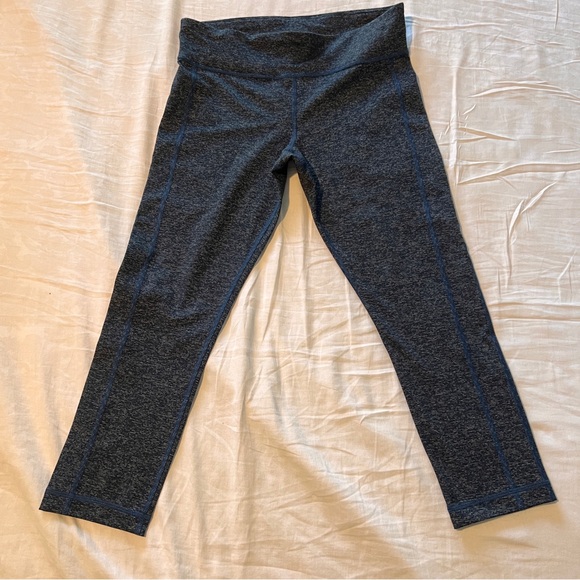Under Armour Women’s Cropped Leggings Medium Heathered Black Blue Stitch - Picture 1 of 7